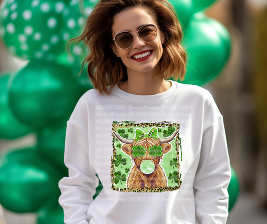 6690 - St. Patrick Highland Cow blowing bubble gum *DTF Transfer